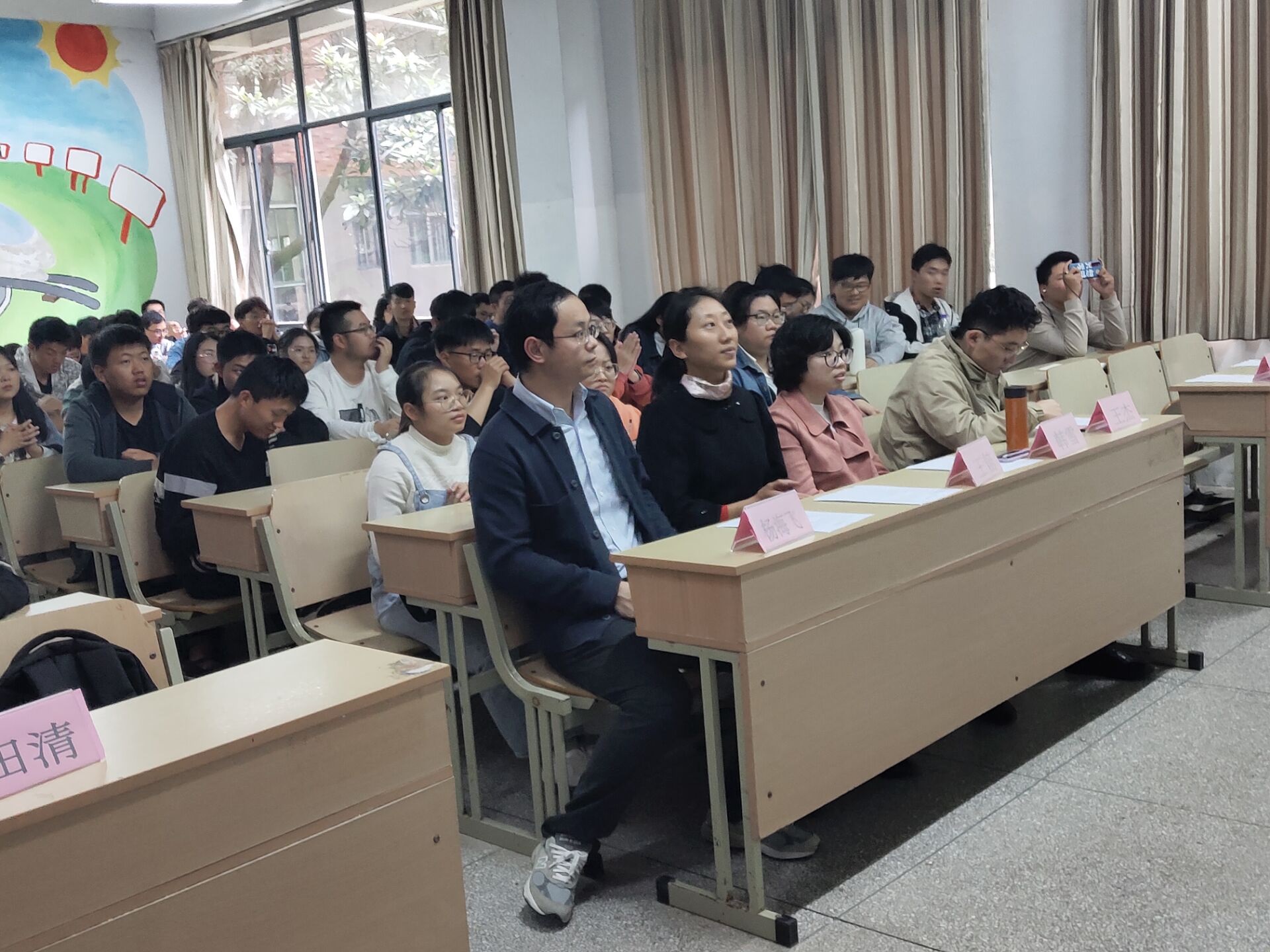 <strong>beat365平台官方网站土木工程学院举办交通科技大赛讲座</strong>