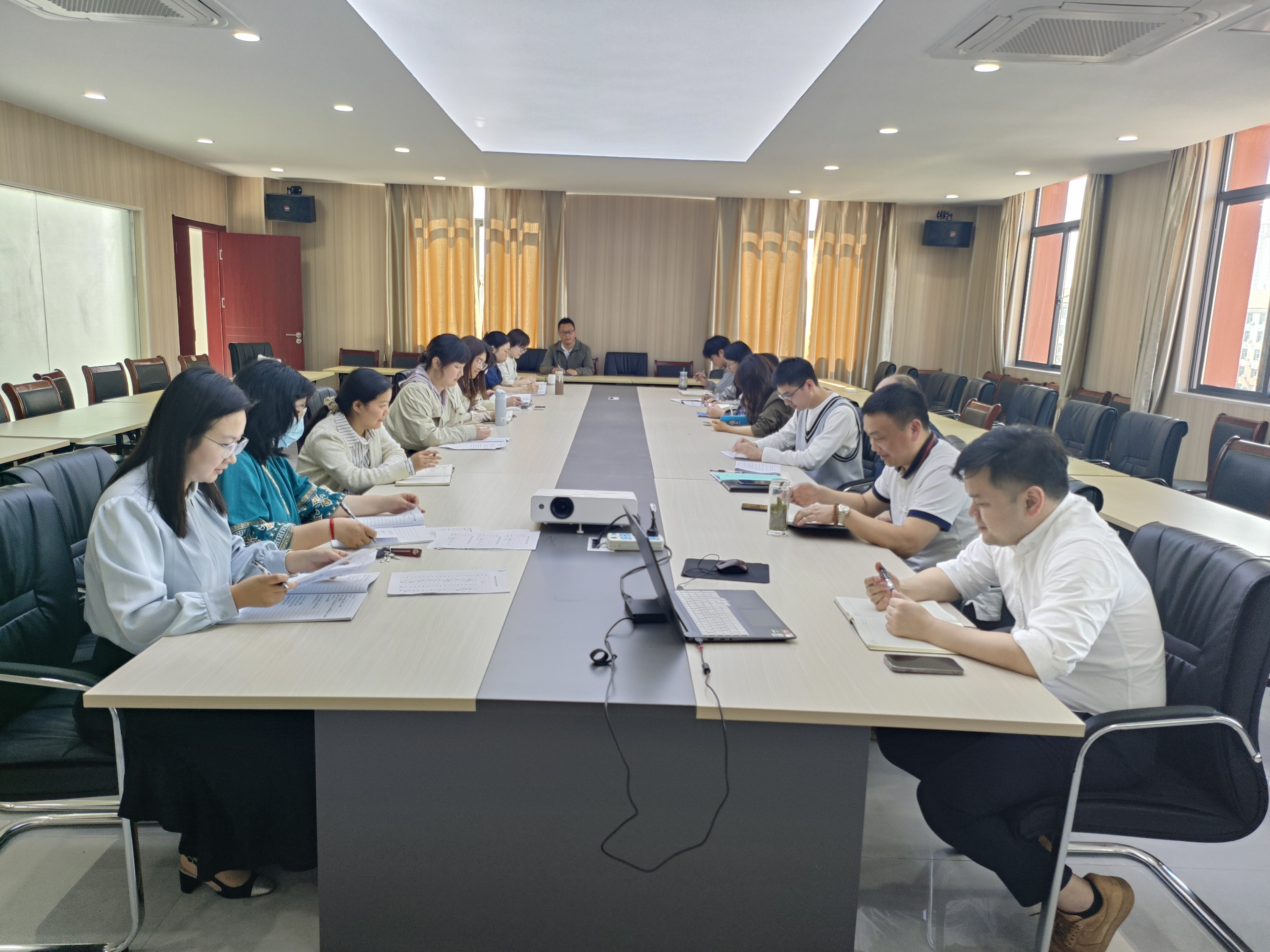 严明纪律意识 筑牢思想防线           ——管理学院教工支部开展党纪学习教育