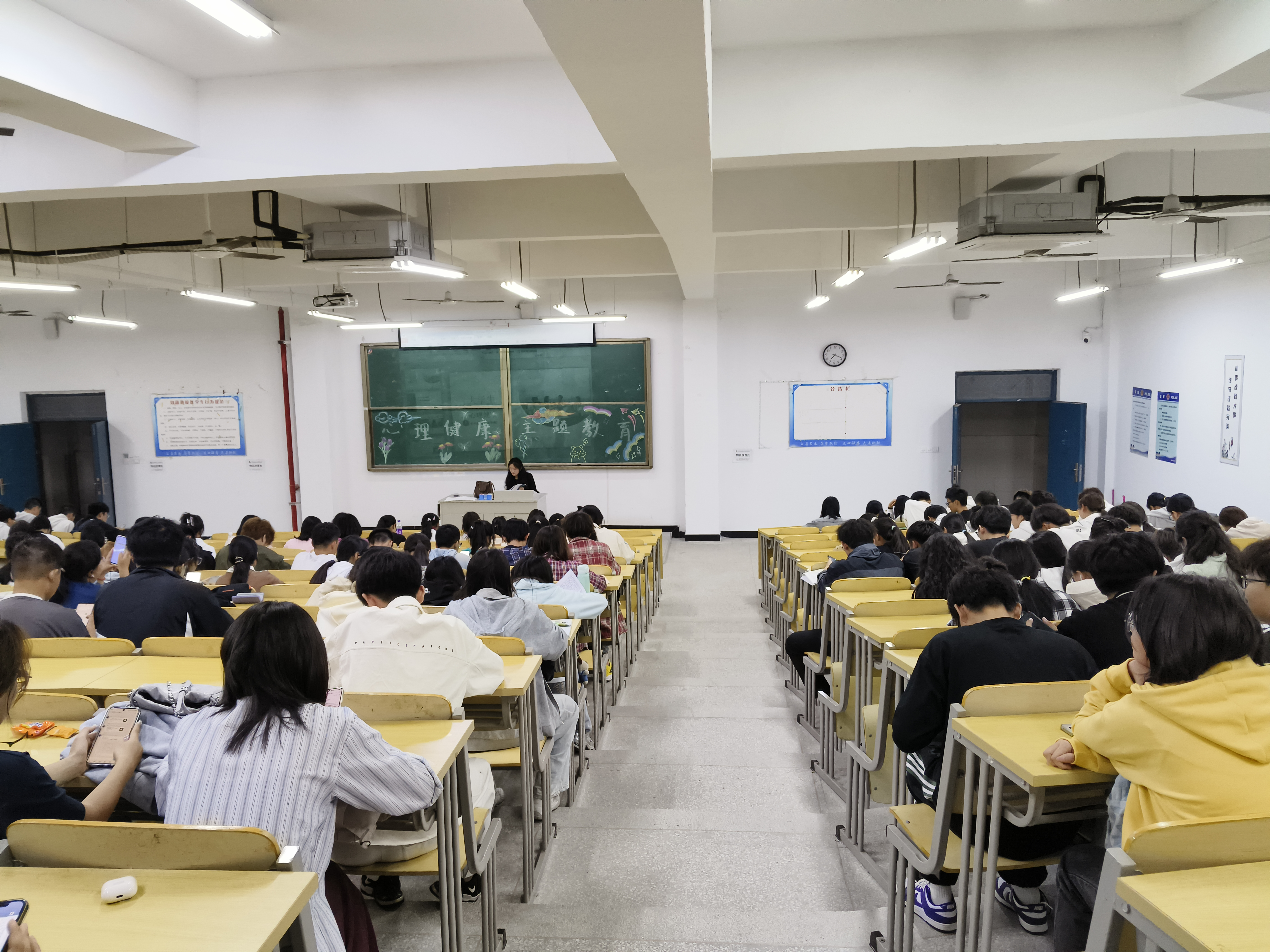 《心理健康与生命教育讲座：适应发展  善待挫折》—财经学院开展新生入学教育心理健康专题讲座