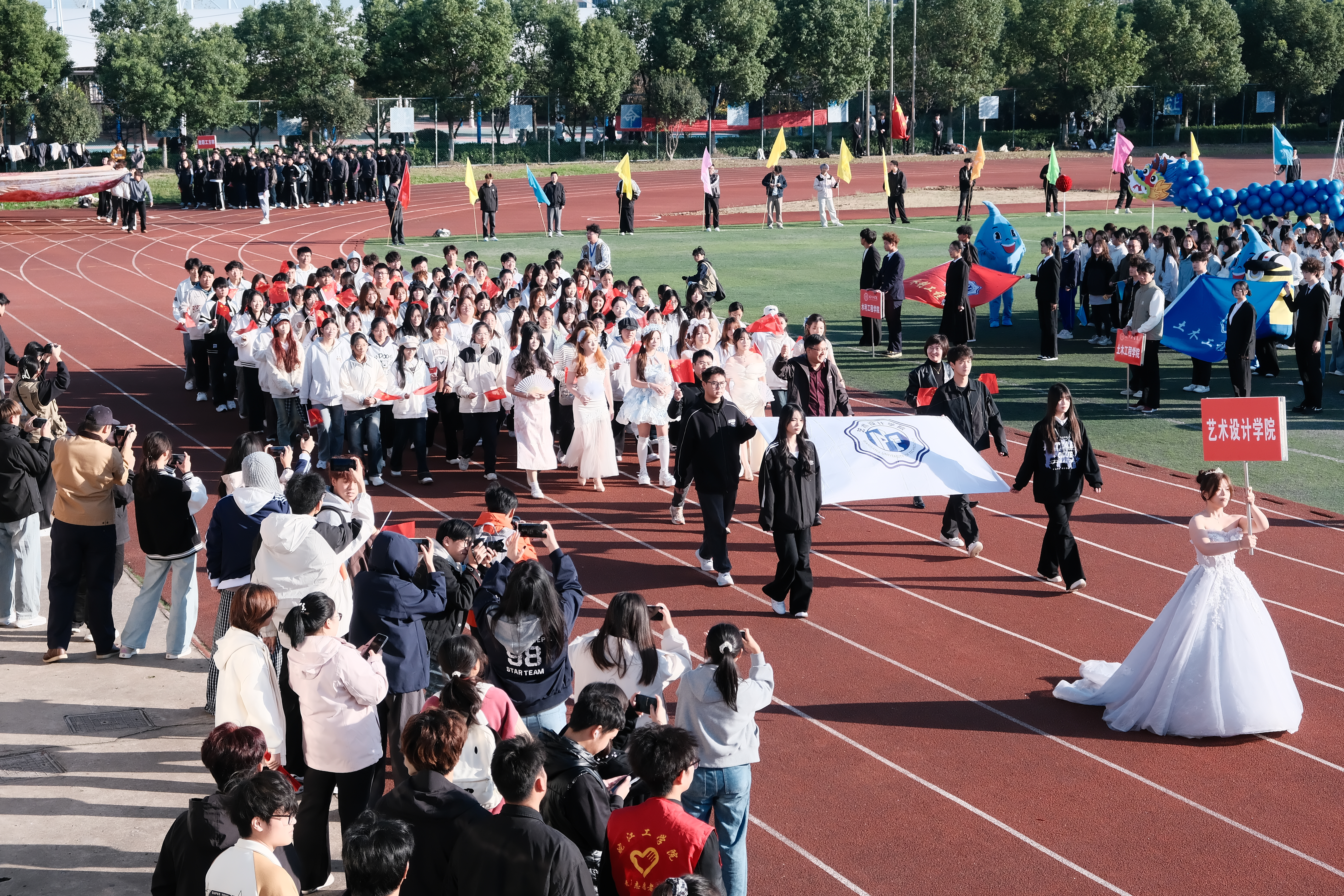 <strong>展美育风采 扬体育精神——艺术设计学院2025年秋季运动会再创佳绩</strong>
