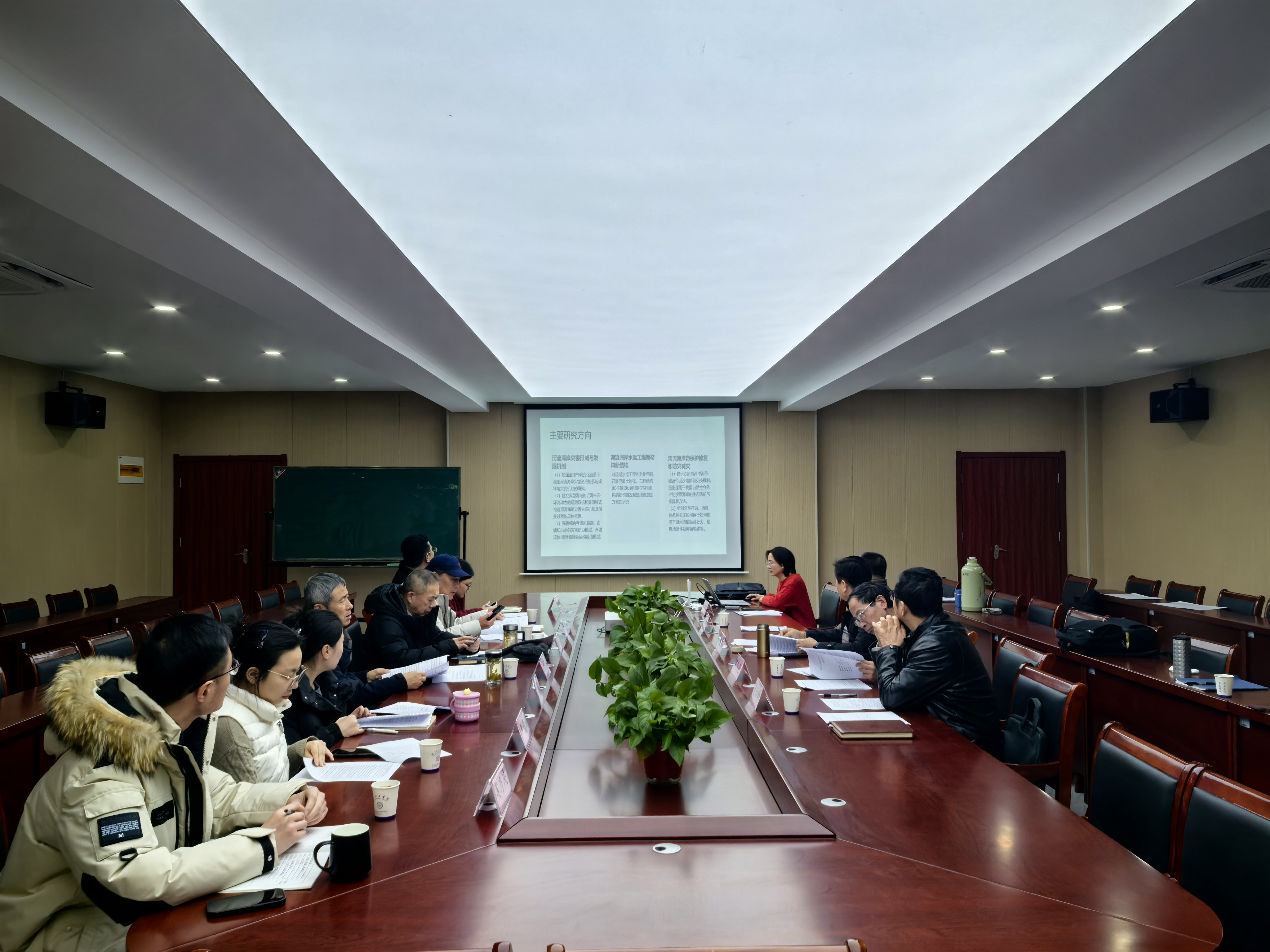 <strong>beat365平台官方网站水运工程及河流海岸水动力研究所建设方案论证会在水利工程学院顺利举行</strong>