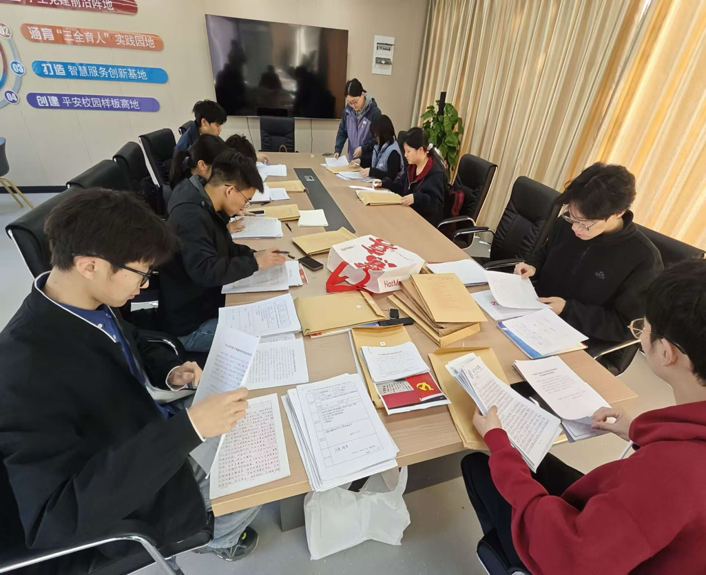 土木与安全工程学院学生第二党支部开展党员档案审核主题党日活动